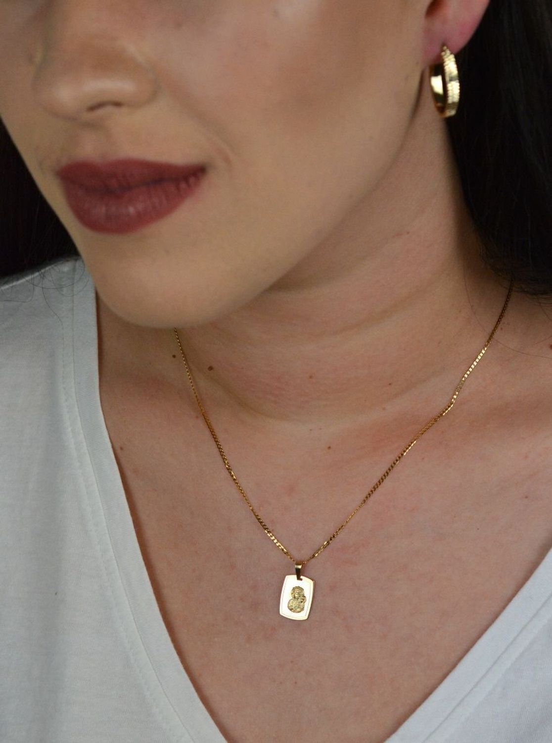 Złoty medalik z wizerunkiem Matki Boskiej Częstochowskiej. ZA 6062E.jpg